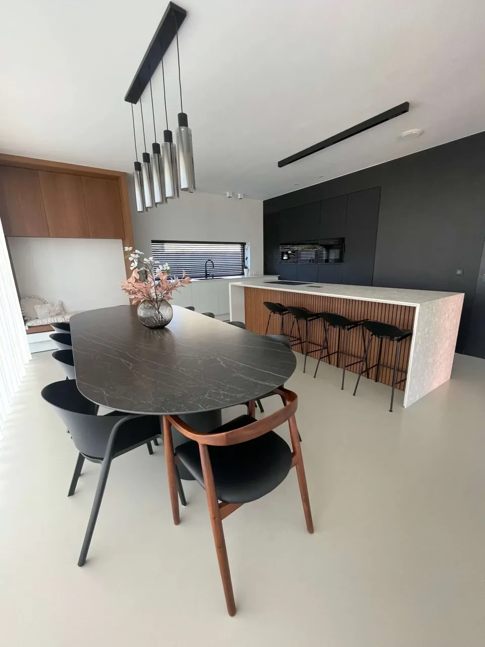 Moderne keuken in eik fineer met keramisch werkblad
