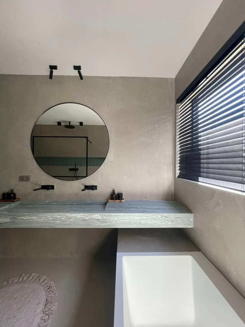 Douche met mortex wanden
