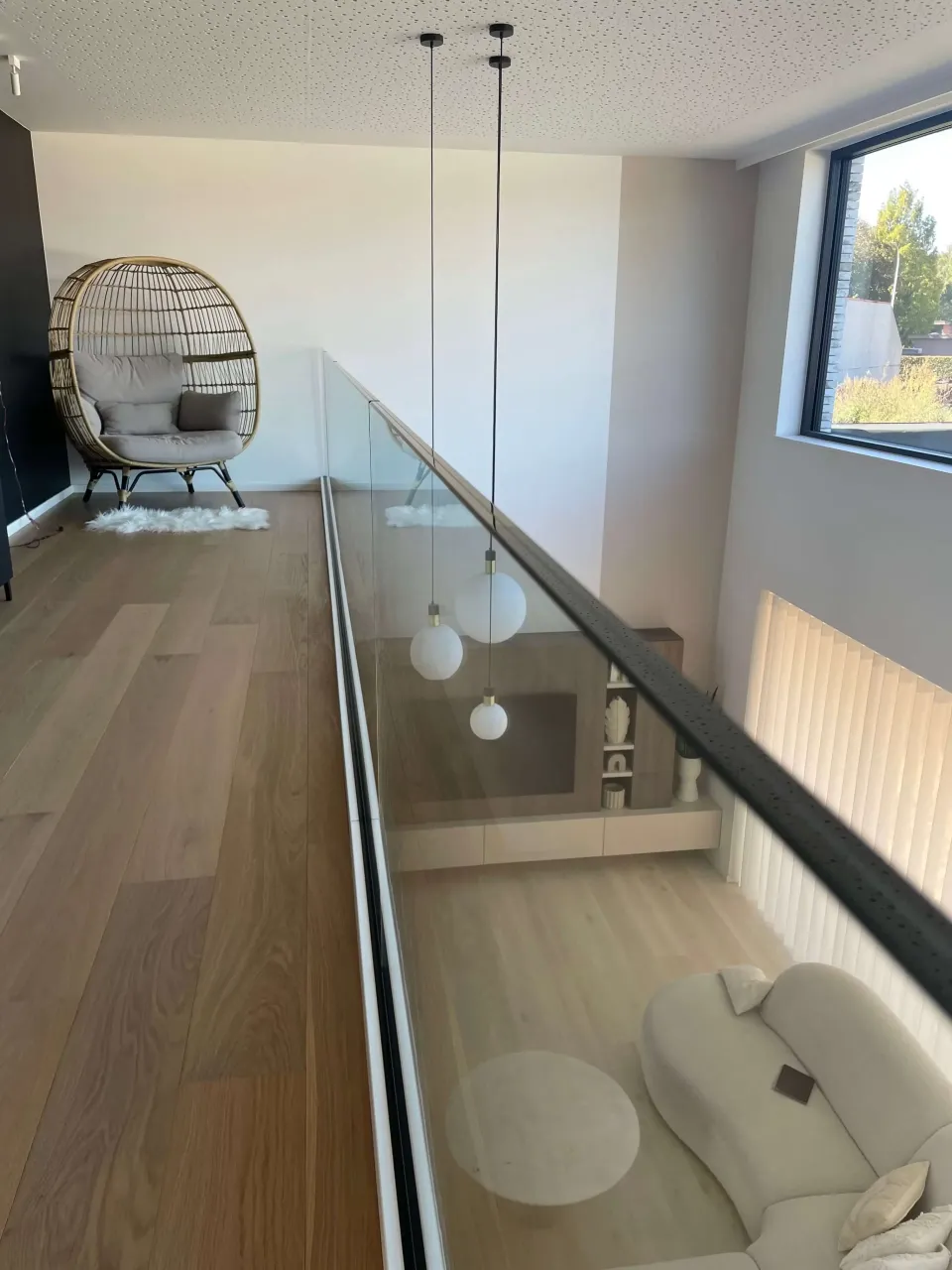 Woonkamer met hoog plafond