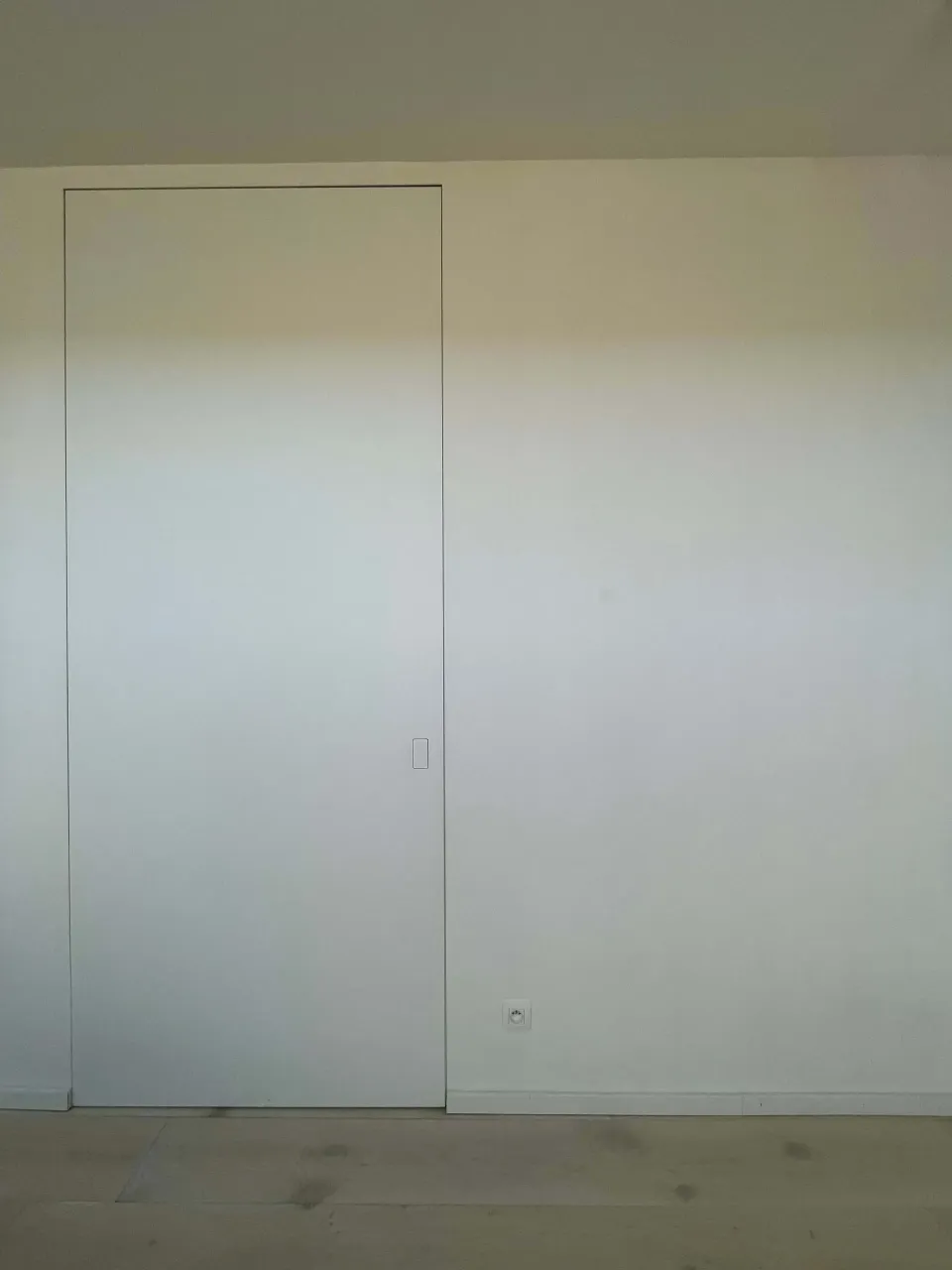 Woonkamer met lichte tinten en strakke lijnen